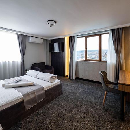 Hotel Elit Pernik Bagian luar foto
