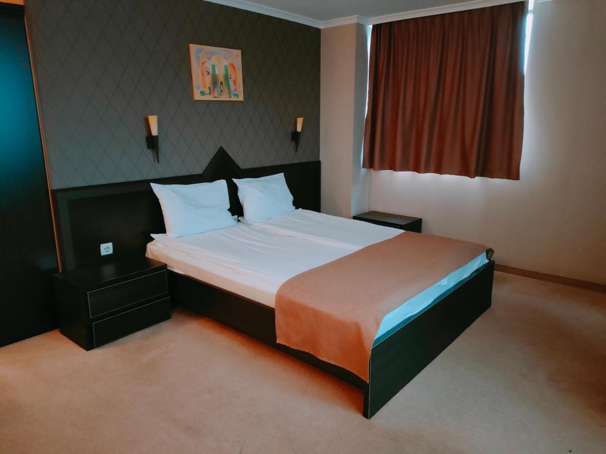 Hotel Elit Pernik Bagian luar foto