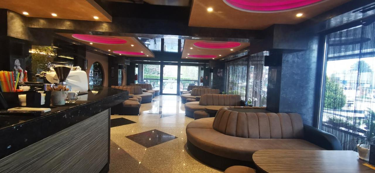 Hotel Elit Pernik Bagian luar foto