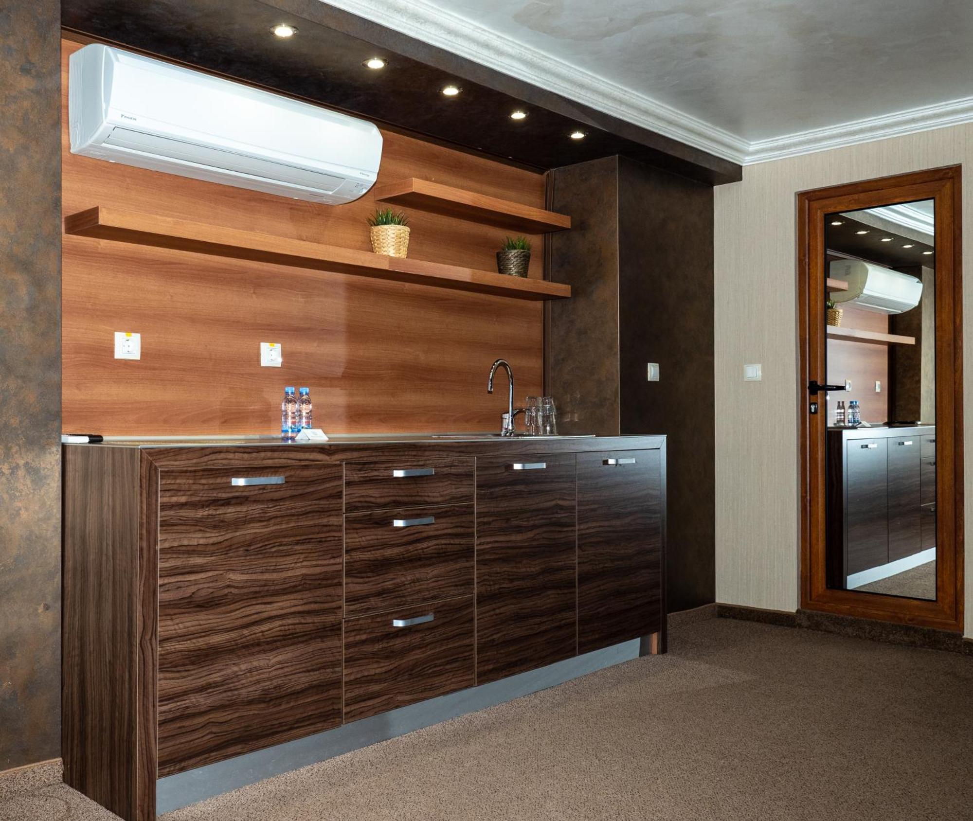 Hotel Elit Pernik Bagian luar foto