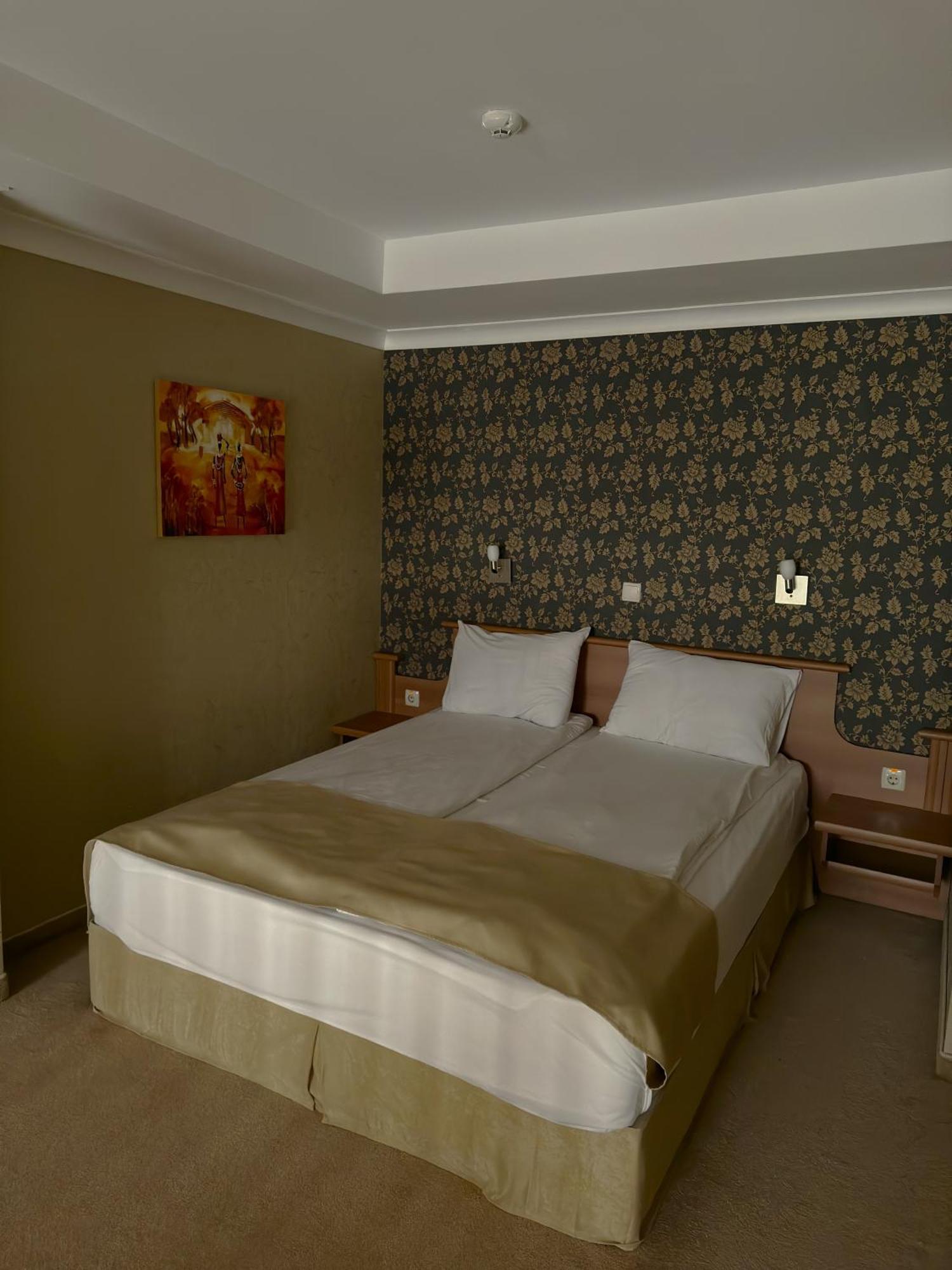 Hotel Elit Pernik Bagian luar foto