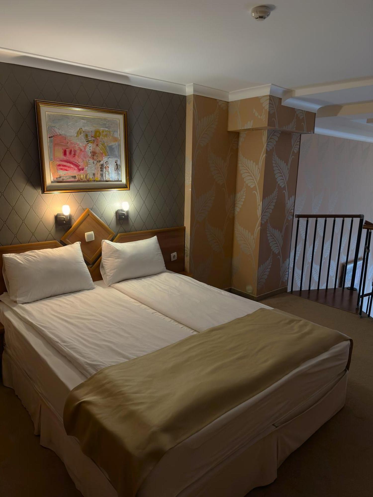 Hotel Elit Pernik Bagian luar foto