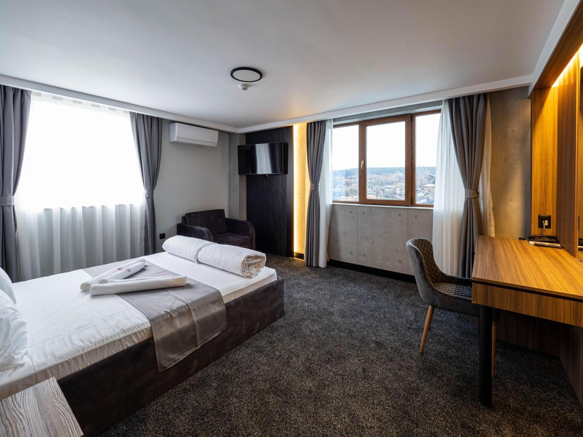 Hotel Elit Pernik Bagian luar foto