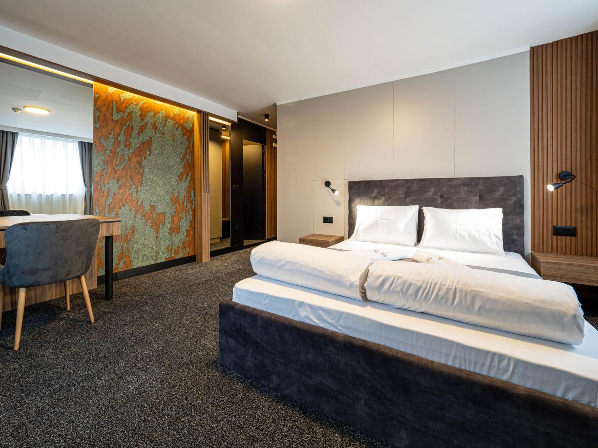 Hotel Elit Pernik Bagian luar foto