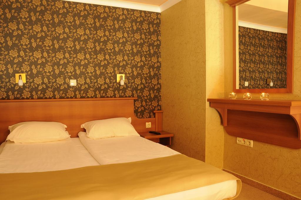 Hotel Elit Pernik Bagian luar foto